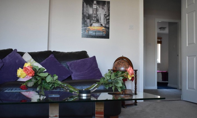 Edinburgh Apartment | Immaculate cosy flat next to Holyrood park