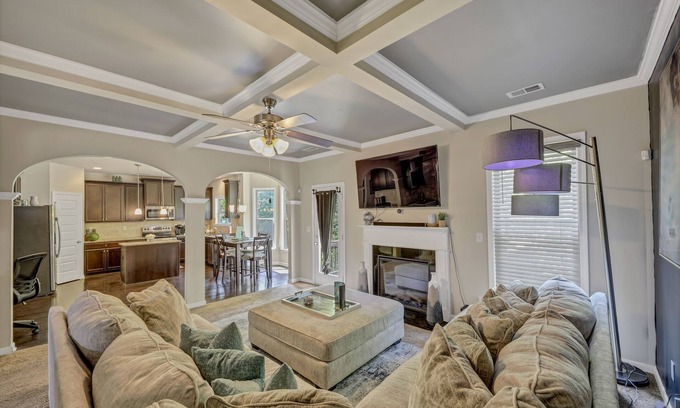 Ellenwood House | Immaculate home in Atlanta Near the Airport/w private bathrooms Big smart TVs