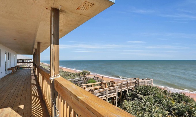 Painters Hill House | Immaculate, modern stay steps to beach with amazing ocean views