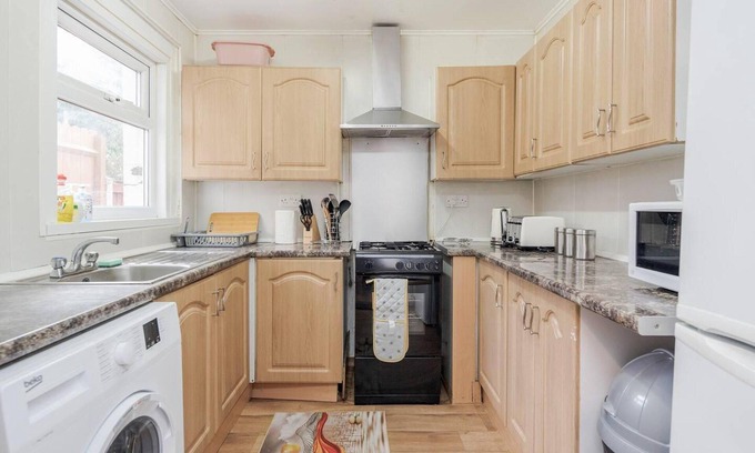 Newham House | Impeccable and Welcoming 3-bed House in London