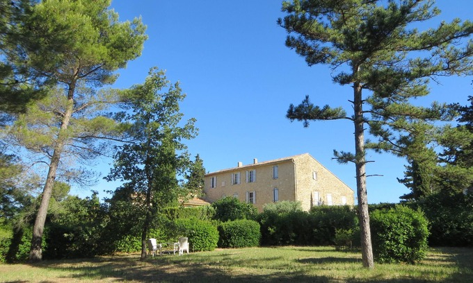 Pertuis Apartment | In the Luberon, apartment in a Provencal country house in the heart of the pine forest