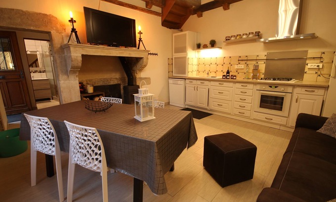 Beze House | In the village of Bèze is a small quiet corner: Le Gîte des Remparts