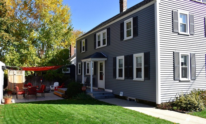 Kennebunk House | In-Town Kennebunk - walk to mult cafes/restaurants/shops! Beaches 6 mins away!