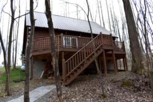 Mannsville House | Incredible Cabin with Fireplace and Hot-tub in Campbellsville, Kentucky