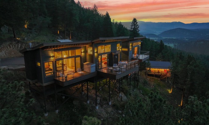 Bailey House | Incredible Luxury Zen Treehouse+Glamping Tent - Views for Miles & Hot Tub/Sauna