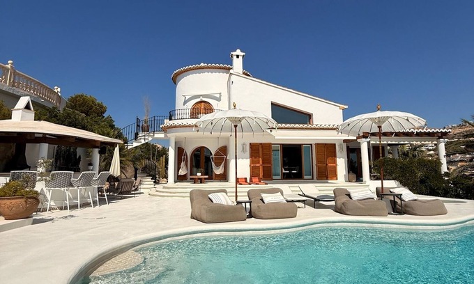Cumbre del Sol Villa | Incredible seafront 4-bedroom luxury villa with infinity pool in Cumbre del Sol.