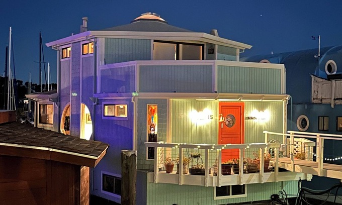 Sausalito Boat Rental | Incredible Views. Beautiful Houseboat in Sausalito.