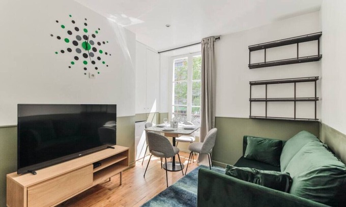 Combat Apartment | Independent flat: canal st martin&trains stations!