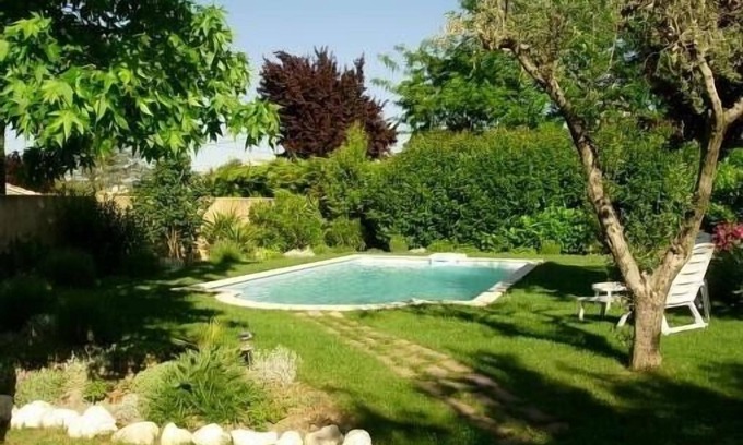 Pujaut Villa | Independent villa with 8 x 4 swimming pool in a very quiet setting.