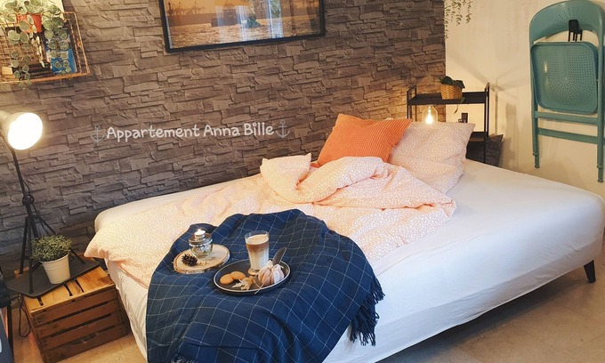 Bergedorf Apartment | Individual designer apartment in industrial style, bright and friendly.