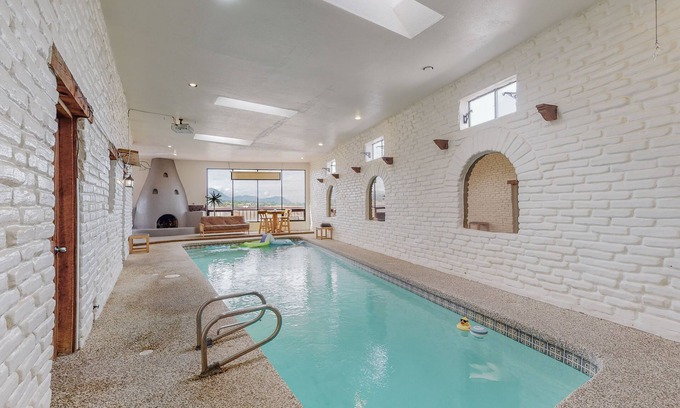 Albuquerque House | 🏊‍♂️Indoor Heated Pool♨️Hot Tub♨️Sauna, Foosball🧳Sleeps 18🌄Mtn Views