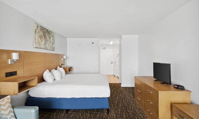 Panama City Beach Hotel | Indulge in Home Like Comfort! Free Parking, Beachfront Property, Outdoor Pool