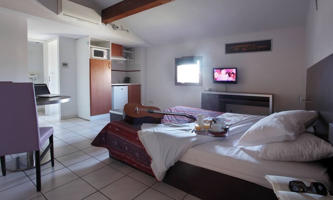 Carcassonne Hotel | Indulge in Home Like Comfort! Near Parc de Bellevue and Jardin des Plantes