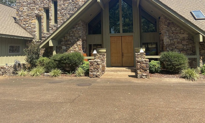 Drasco Ski Chalet | Infamous beauty at Stone Pebble Place!