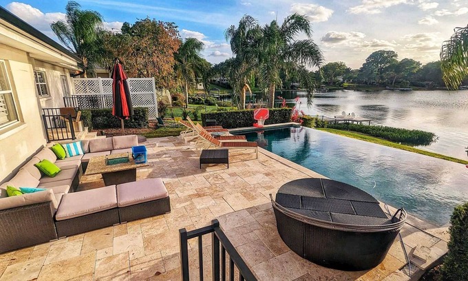 Dover Shores West House | Infinity pool Luxury furnishings 48 amp level 2 E.V. charger