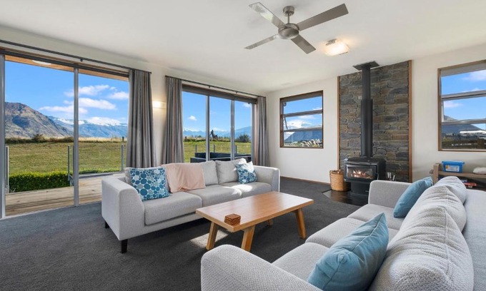 Wanaka House | Infinity Views - Modern Wanaka Holiday Home