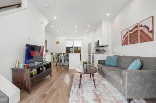 Bridgeland House | Inner-City Chic Urban Farmhouse 3 Bds and Ba