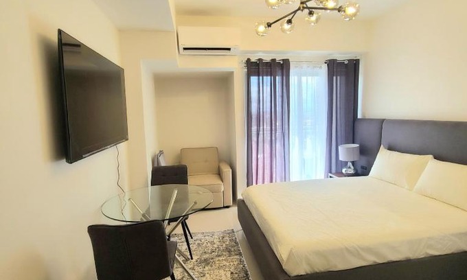 Poblacion District Apartment | INSPIRIA Condo Free Airport Pickup for 3 nights stay or more