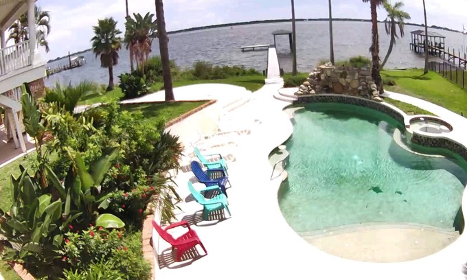 Tropic House | Inter-Coastal Estate with 3 separate outside entrances, heated pool, sleeps 13