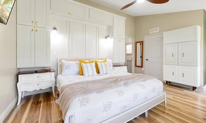 Haines City House | Into the woods - Spacious Retreat