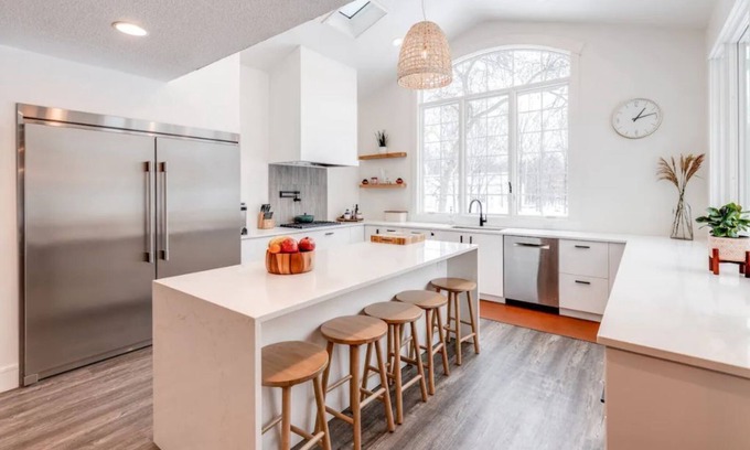 Navarre House | Inviting 6 Bedroom House with Pool, Sauna.