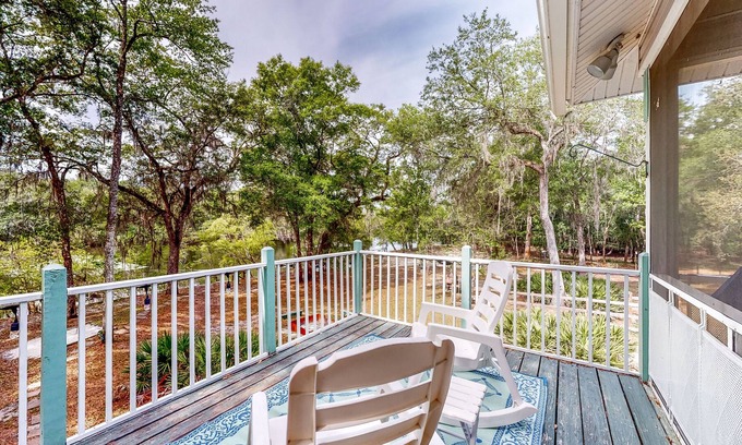 Bell House | Inviting dog-friendly home + bungalow w/ boat ramp