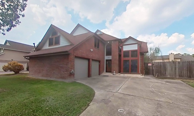 Mission Bend House | Inviting house with sauna, patio, central AC, washer/dryer, and full kitchen