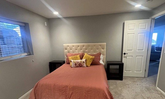 Farmington House | Inviting space 5 min from Lagoon, Station Park restaurants & shopping, & trails!
