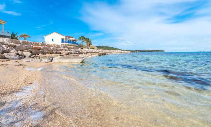 Banj Apartment | Inviting vacation apartment right by the sea for a wonderful vacation.