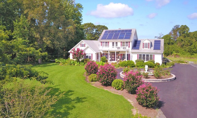 Milford Bed & Breakfast | Iona Stables and Inn 2nd floor guest room with private bathroom