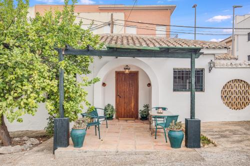 Baena House | -Iponubahomes- Céntrica casa con jardín y chimenea