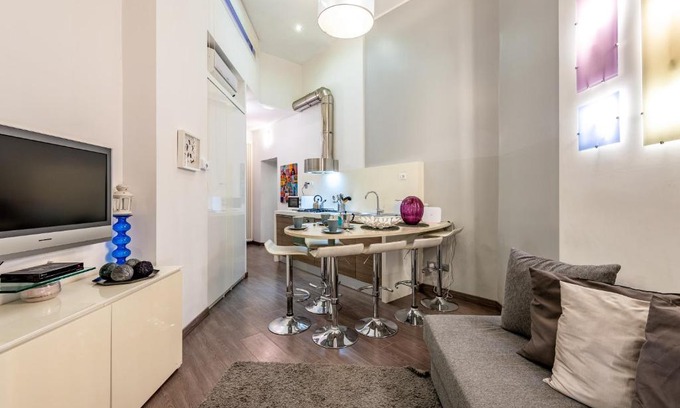 Rione II Trevi Apartment | IREX Trevi Fountain private apartment