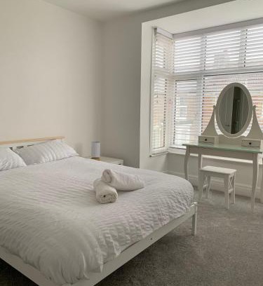 Southsea House | Iris Home in Southsea FREE street parking and pets welcome