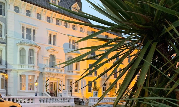 Llandudno Bed & Breakfast | Iris Hotel