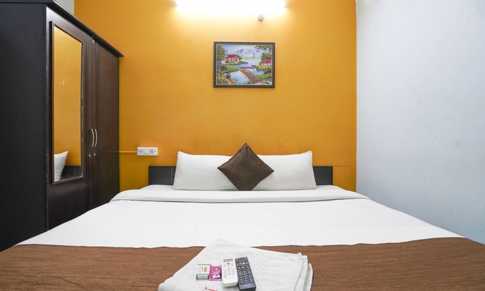 Kukatpally Housing Board Colony Hotel | iROOMZ Grand Aarvi Suites