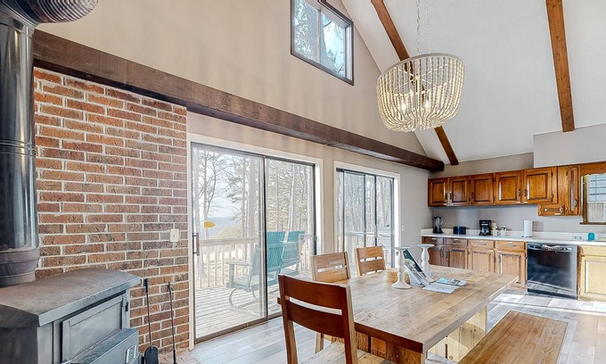 Eureka Springs Cottage | Island cottage on golf course with deck, fireplace - lake nearby