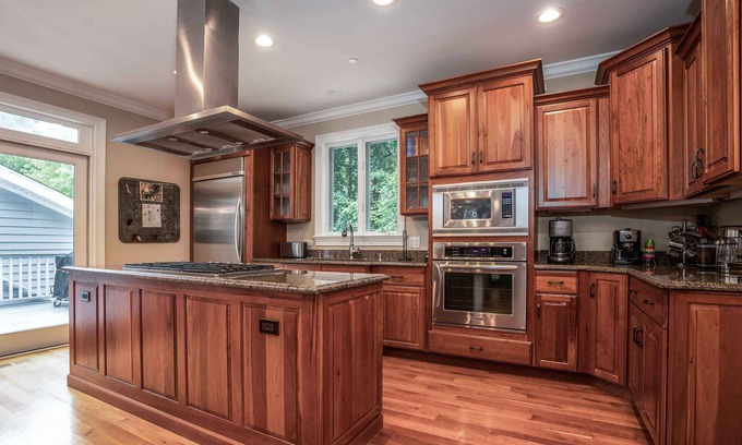 Delavan Lake House | Island Getaway on Delavan Lake – Luxurious 8 BDR w/Private Pool & Game Room!