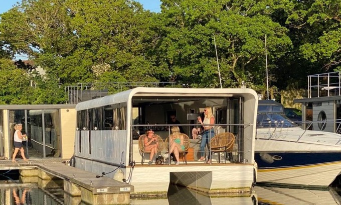 Whippingham Boat Rental | Island Harbour Houseboat