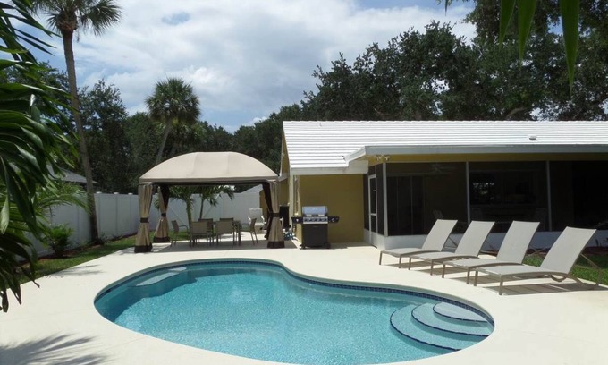 Central Beach House | Island Living, Within Walking Distance To Beach Restaurants Shops Parks Marina