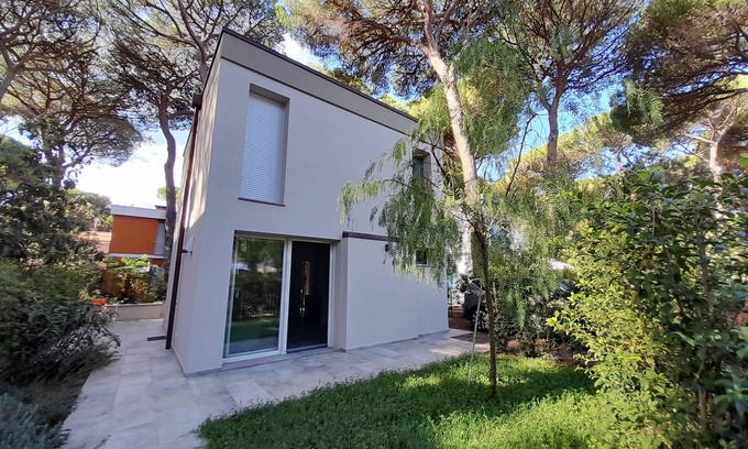 Marina di Castagneto Carducci Villa | Self-contained villa with fenced garden, in pine forest 5 minutes walk from the sea