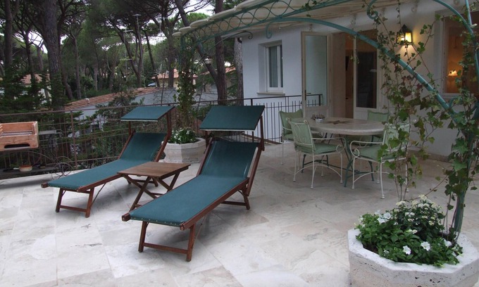 Marina di Castagneto Carducci Apartment | Apartment with a large terrace near the sea, in Marina di Castagneto.
