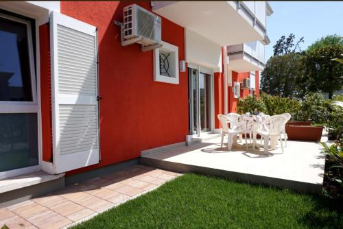 Porto Santa Margherita Apartment | Modern apartment with private garden