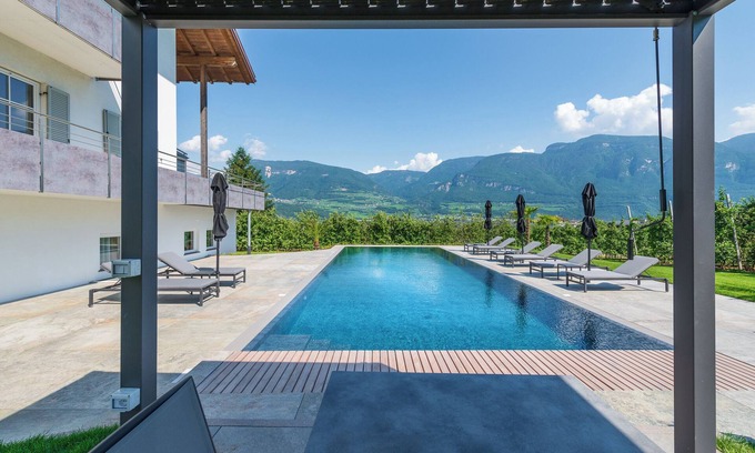 Tramin Apartment | "Zwerger Erker" vacation apartment with balcony, pool and large sunbathing lawn