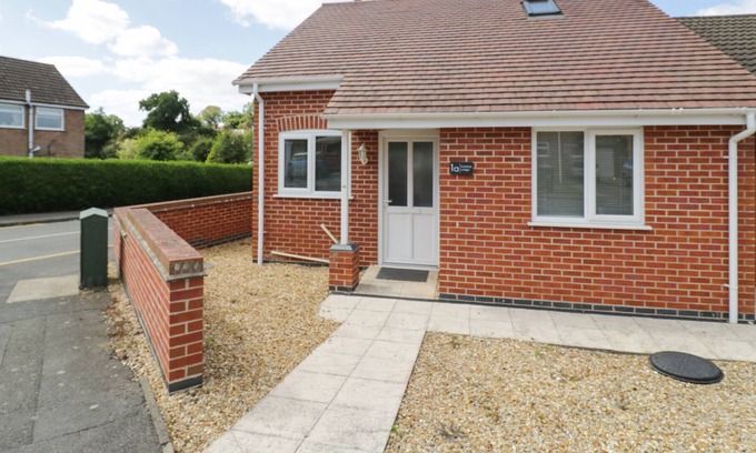Ashby-de-la-Zouch House | IVANHOE LODGE, pet friendly, with a garden in Ashby-De-La-Zouch