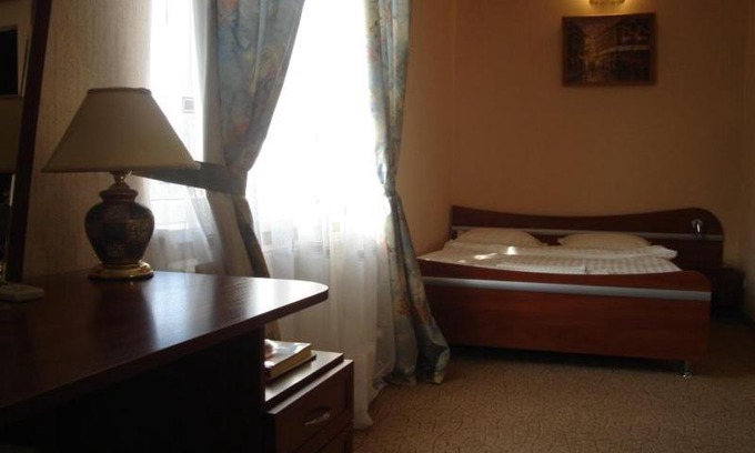 Uzhhorod Hotel | Izumrud