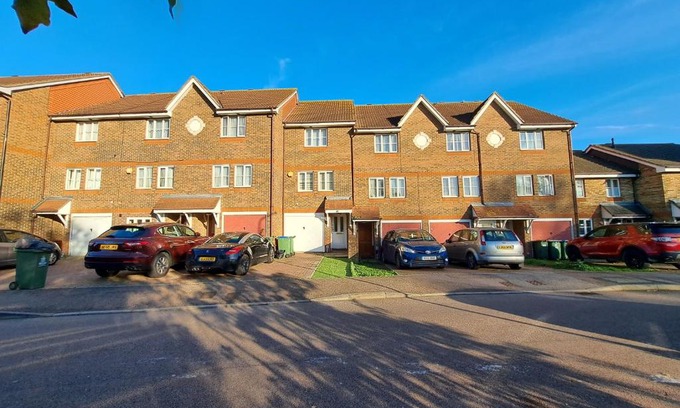Thamesmead House | J&A Stay
