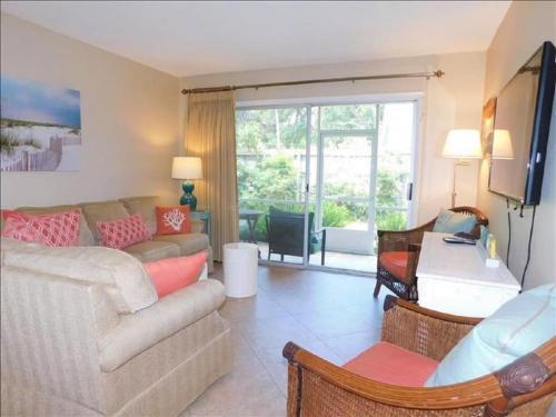 Demere Park House | J15 lovely village area condo sleeps 6 comfy very nicely furnished screened in porch