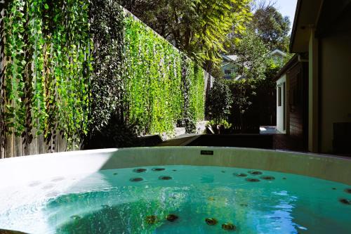 Pokolbin House | Jacaranda Amber The Vintage Golfside Luxe Villa