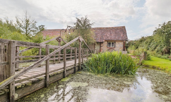 Gloucester Cottage | JACKDAW'S ROOST, pet friendly, with a garden in Cheltenham
