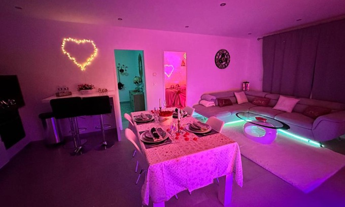 Freneuse Apartment | Jacuzzi Appartement love room